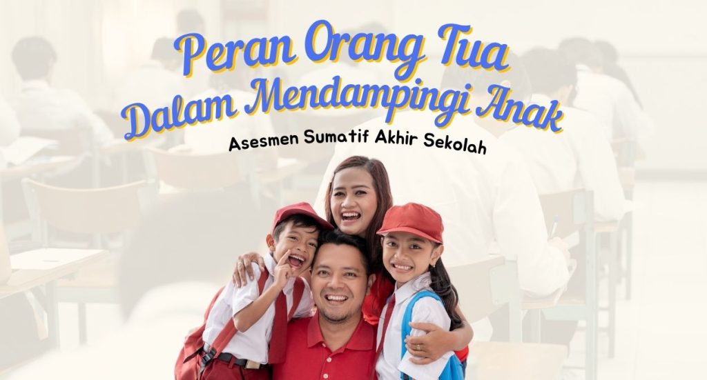Keluarga Indonesia tersenyum ceria, orang tua mendampingi dua anak berseragam sekolah dasar, dengan latar suasana ruang ujian siswa.